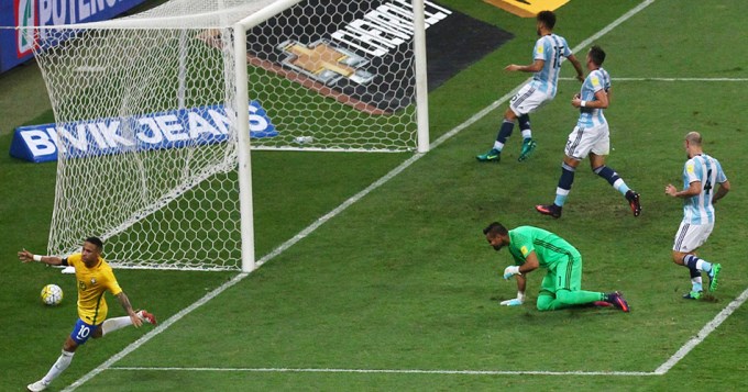 Argentina perdi&oacute; con Brasil 3 a 0