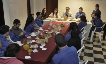 Abella compartió un desayuno con alumnos de IMENIC