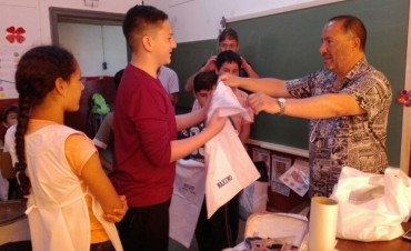 La Agrupaci&oacute;n Campana Federal don&oacute; remeras para alumnos de la Escuela Primaria N&deg; 28 de la Isla