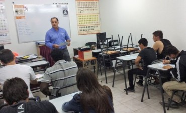 Alumnos de la EES N&deg;9 participaron de una charla sobre seguridad vial 