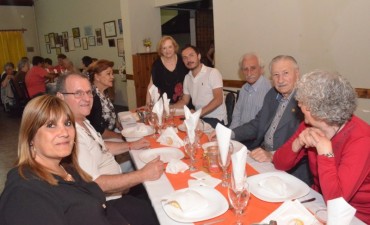 Abella acompa&ntilde;&oacute; a jubilados durante una cena de fin de a&ntilde;o 