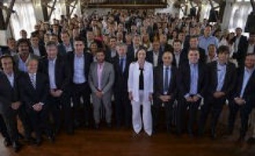 Vidal eliminar&aacute; 221 cargos pol&iacute;ticos y jubilaciones de privilegio: &ldquo;Vamos a ahorrar en cada mango que nos toque administrar&rdquo;