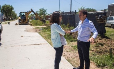 San Cayetano: el Municipio avanza con la construcci&oacute;n de las veredas y el sendero seguro