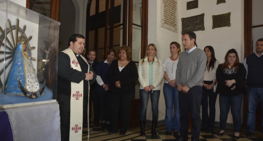 La imagen de la Virgen lleg&oacute; al Palacio Municipal y fue recibida por el Intendente