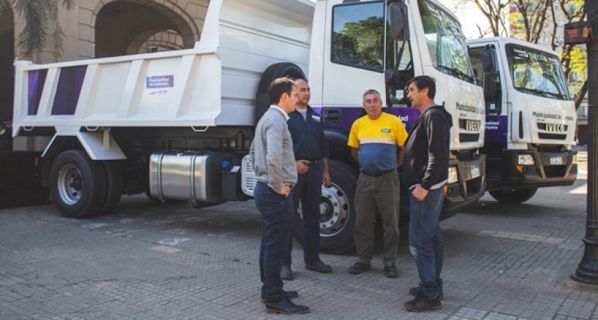 Abella present&oacute; dos nuevos camiones para seguir mejorando los servicios a los vecinos
