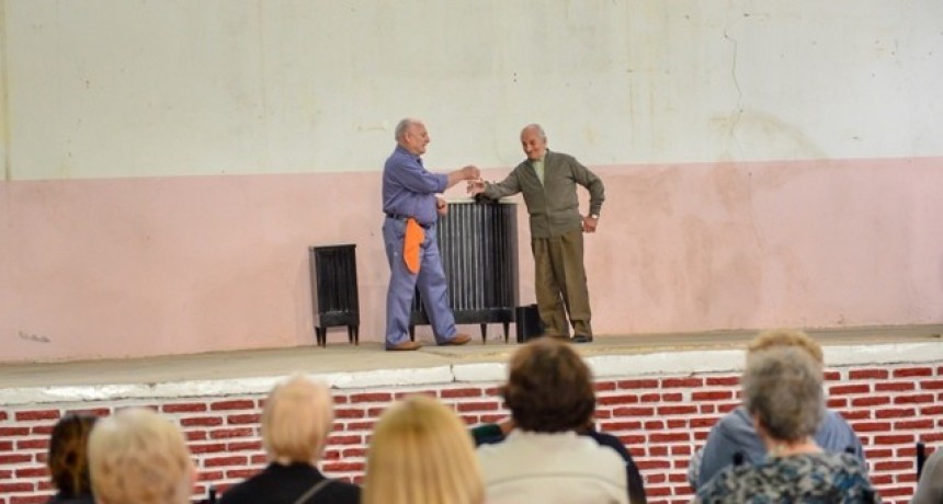 Con dos obras teatrales, culmin&oacute; el Mes del Adulto Mayor