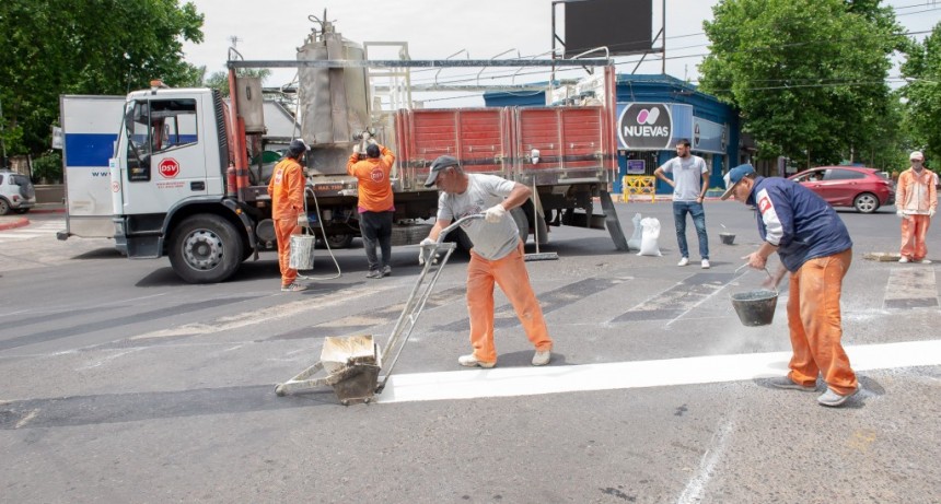Se realizan trabajos de demarcación horizontal en el casco urbano