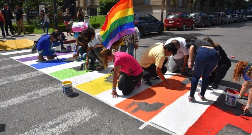 En el marco del Mes del Orgullo, pintaron una “senda de la diversidad”