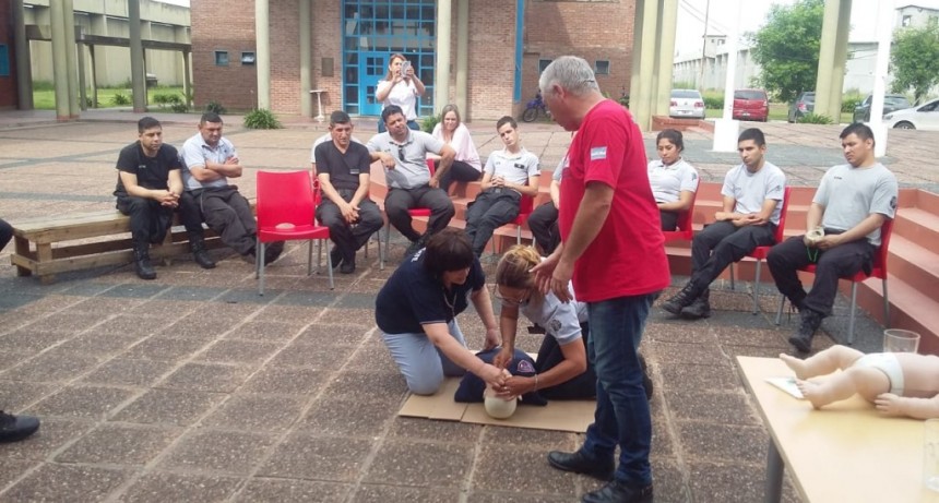 Defensa Civil sigue capacitando a los vecinos en primeros auxilios