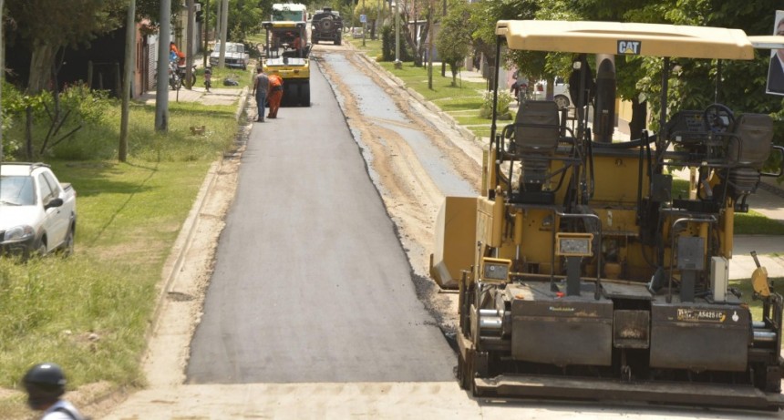Avanzan distintas obras de asfalto en barrios de la ciudad