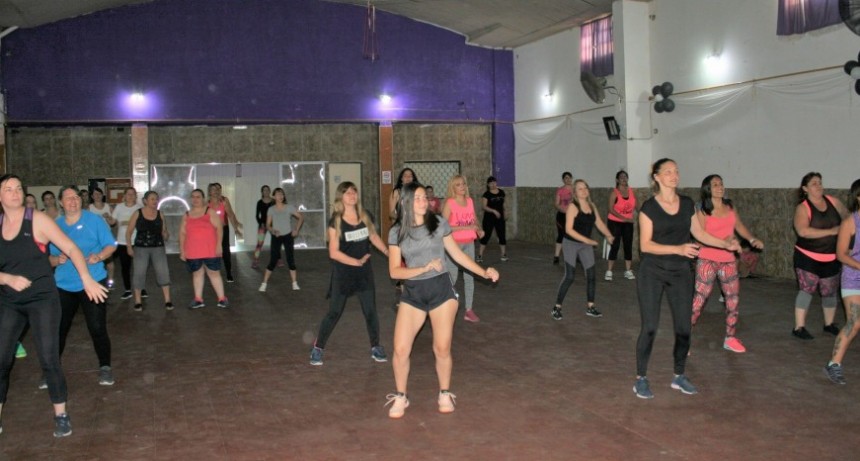 Las Escuelas Municipales de Zumba siguen a puro ritmo