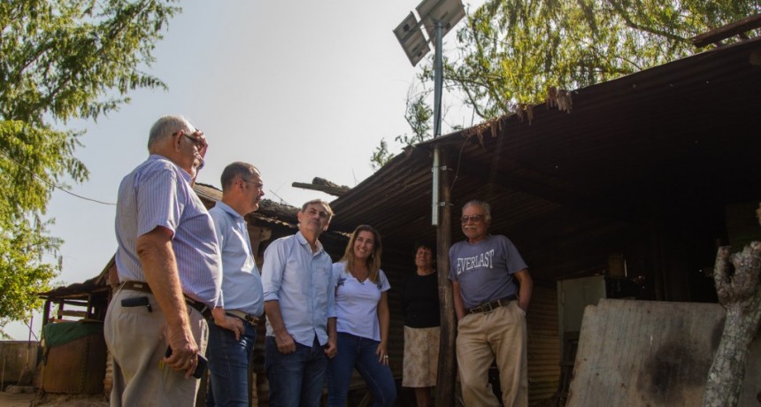 M&aacute;s de 30 familias de la isla ya cuentan con paneles solares en sus casas