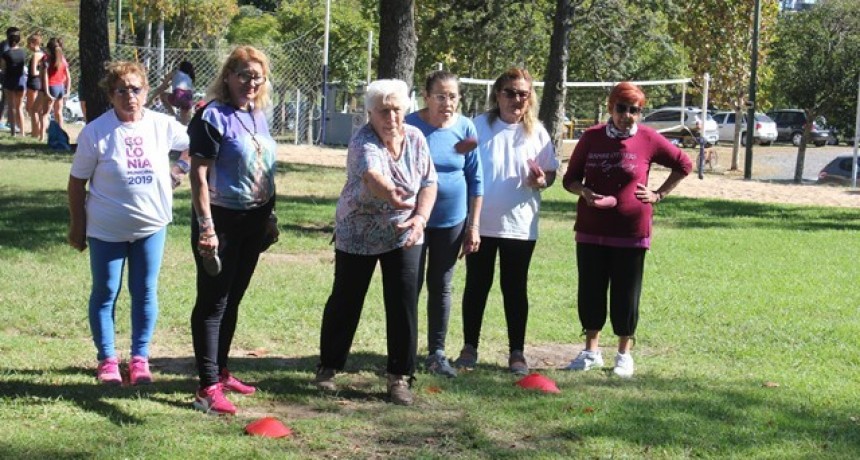 Los adultos mayores siguen disfrutando de actividades deportivas y recreativas