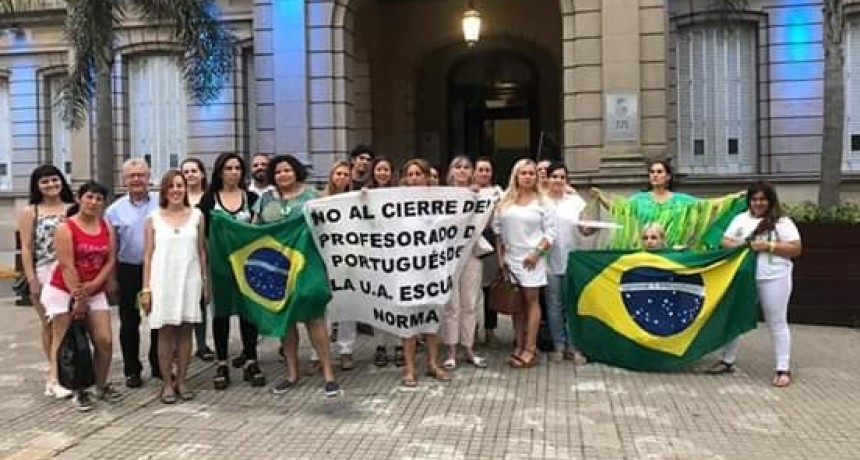Dulce  protesta para reabrir el profesorado de portugu&eacute;s 