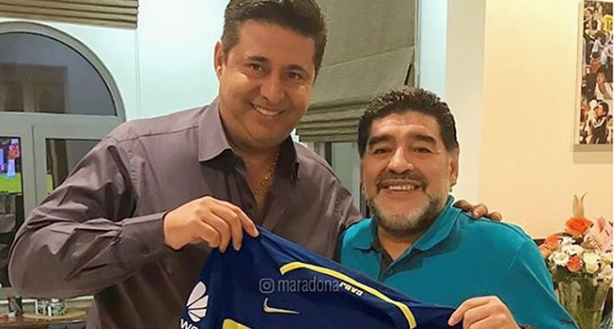 Maradona a Riquelme: "Los d&oacute;lares no pueden pesar m&aacute;s que convicciones"
