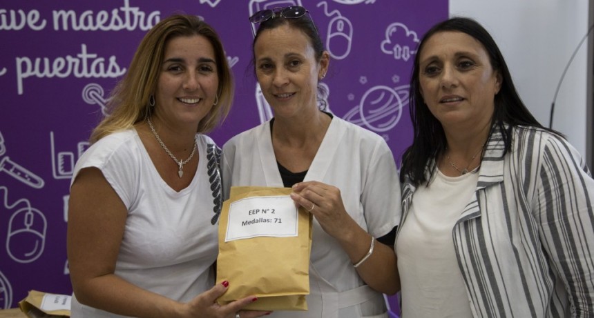 Escuelas de la ciudad recibieron medallas para los alumnos que se egresan