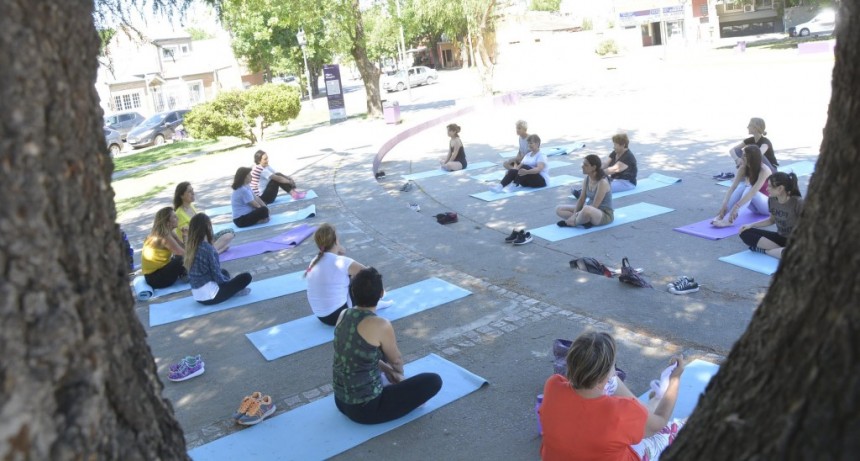 Con una clase al aire libre, el Taller Municipal de Yoga cerr&oacute; el a&ntilde;o