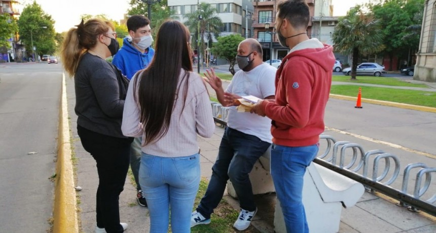 Lucha contra el cáncer de mama: “Jóvenes de Campana” realizaron una campaña de concientización