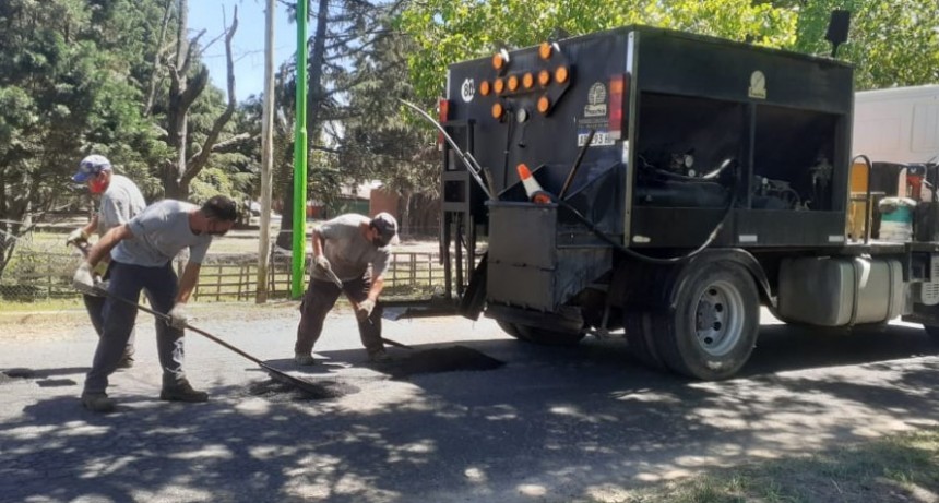 Continúa el plan de bacheo en los barrios de la ciudad   