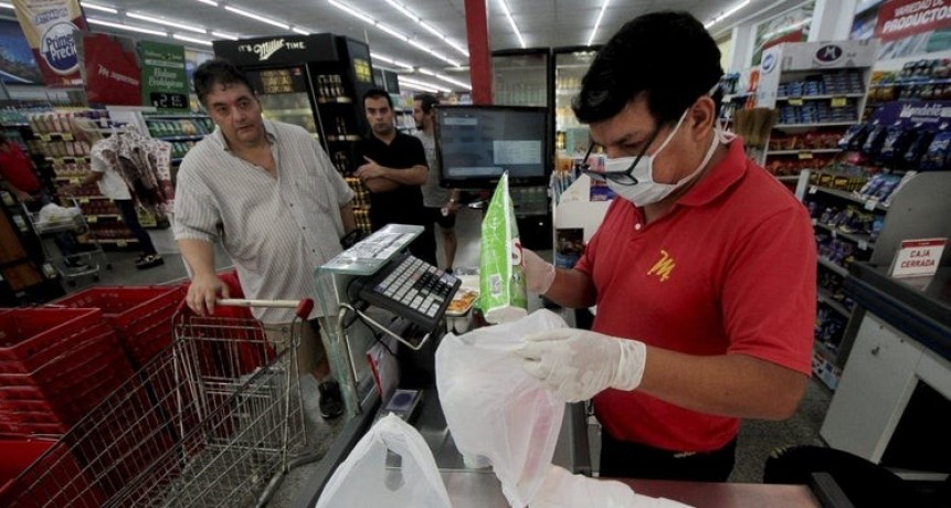 Otorgan un bono de hasta $13.000 para los empleados de los supermercados