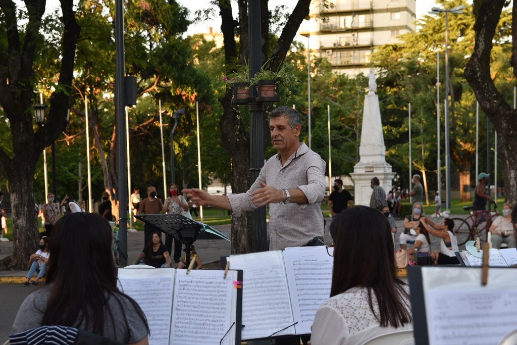 Este jueves, el ensayo al aire libre de la Banda Municipal llega a Ariel del Plata