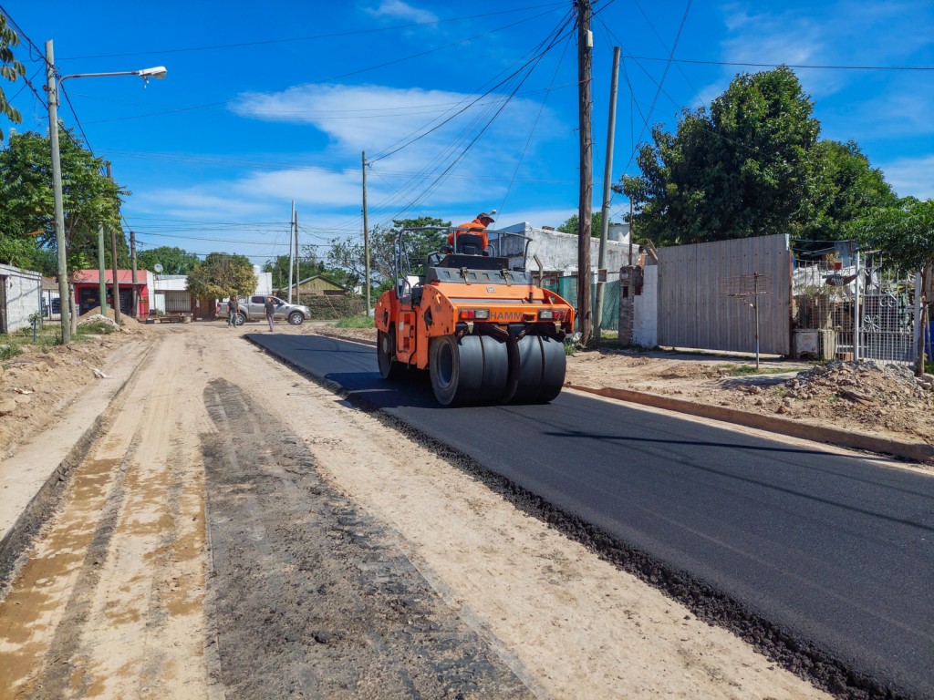 Ahora el Municipio avanza con el plan de asfalto por el barrio Las Campanas