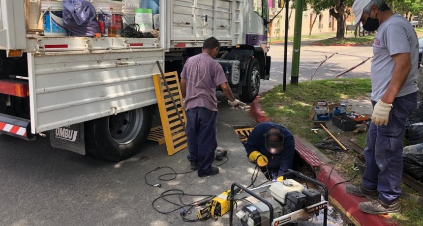 Reemplazan tapas de alcantarillas que habían sido vandalizadas 