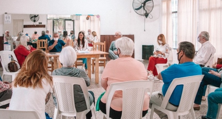 Elisa Abella continúa visitando sociedades de fomento
