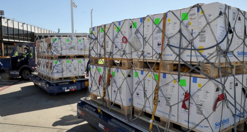 ARRIBÓ AL PAÍS UN EMBARQUE CON 896.200 VACUNAS DE PFIZER