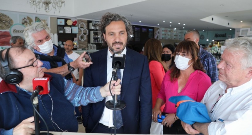 Santiago Cafiero junto a Rubén Romano y los candidatos del Frente de Todos