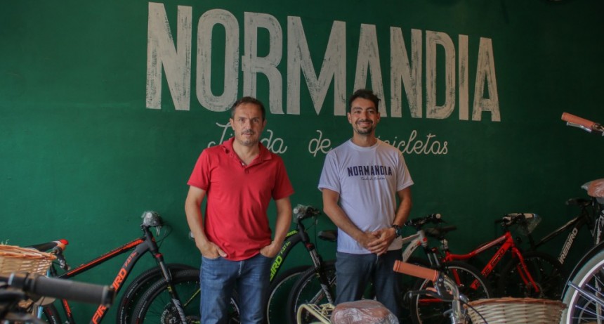 El Intendente visitó la nueva tienda de bicicletas Normandía