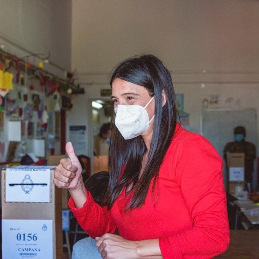 Elisa Abella emitió su voto y pidió a todos los vecinos que vayan a sufragar