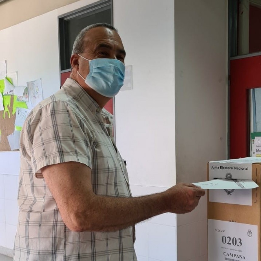 Anibal Valdivia votó en la Escuela Nº 13