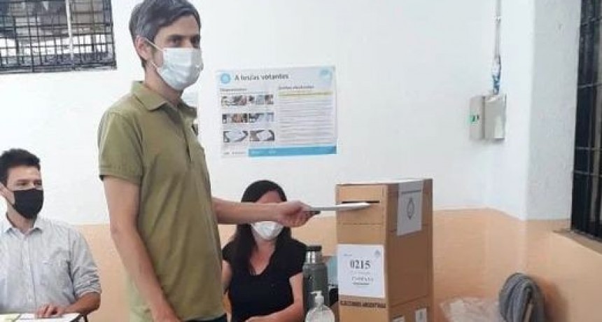 Emiliano Cuevas votaba en la Escuela 14