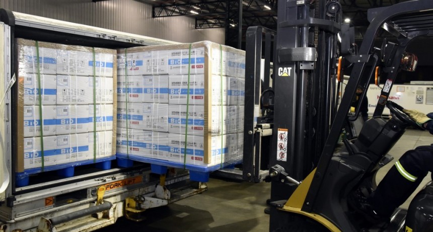 ARRIBÓ AL PAÍS UN EMBARQUE CON 870.000 VACUNAS DE SINOPHARM Y EL MIÉRCOLES LLEGARÁN 800.000 DOSIS MÁS