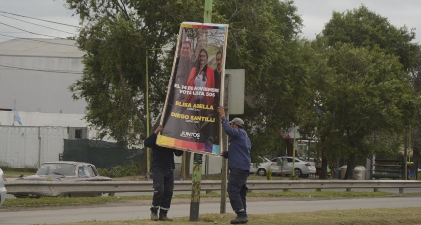 Personal municipal retira la cartelería electoral de la vía pública
