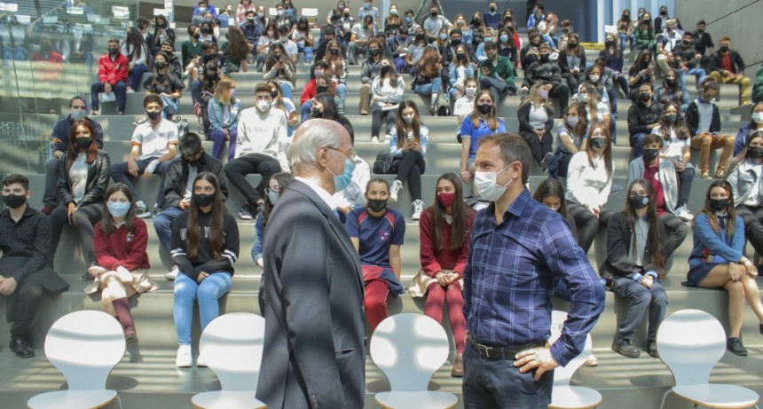 El Intendente acompañó el acto de entrega de Becas al Mérito de Tenaris