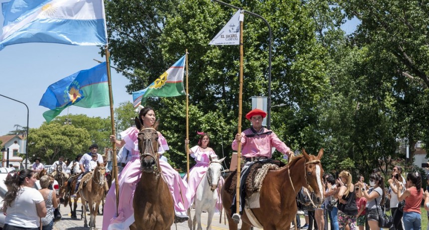 Con un gran desfile, Campana celebró el Día de la Tradición