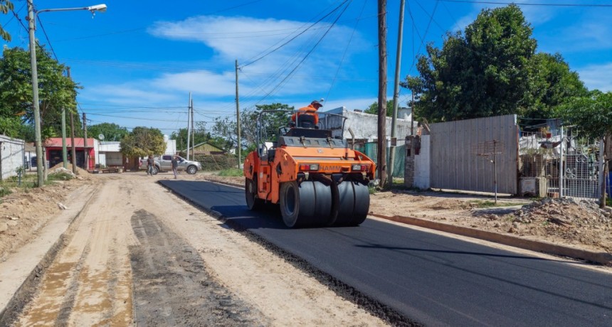 Ahora el Municipio avanza con el plan de asfalto por el barrio Las Campanas