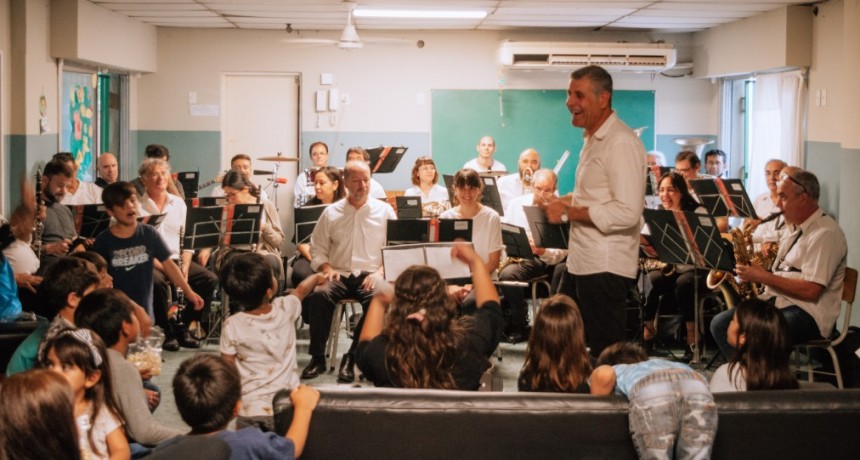 La Banda Municipal llevó su música al Hogar de Niños  