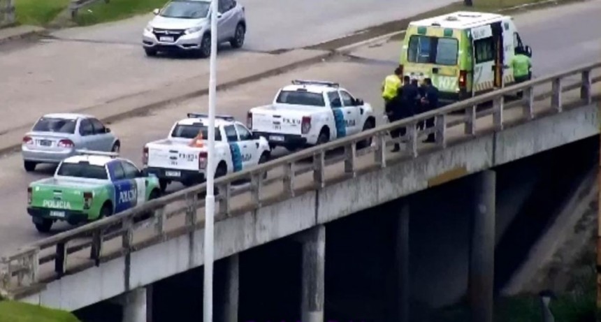 Rápido accionar de los monitoristas del CIMoPU logró evitar que una mujer saltara del puente del Arco