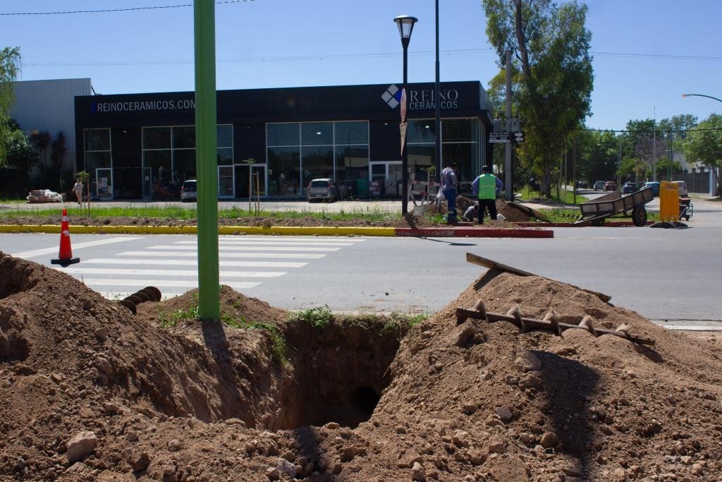 El Municipio avanza con las obras de soterramiento de cables en la avenida Alfonsín