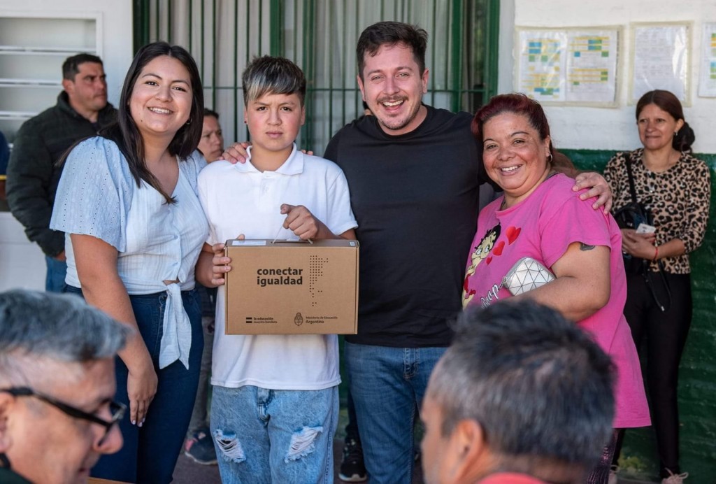 Alejo Sarna encabezó una nueva entrega de netbooks del programa Conectar Igualdad