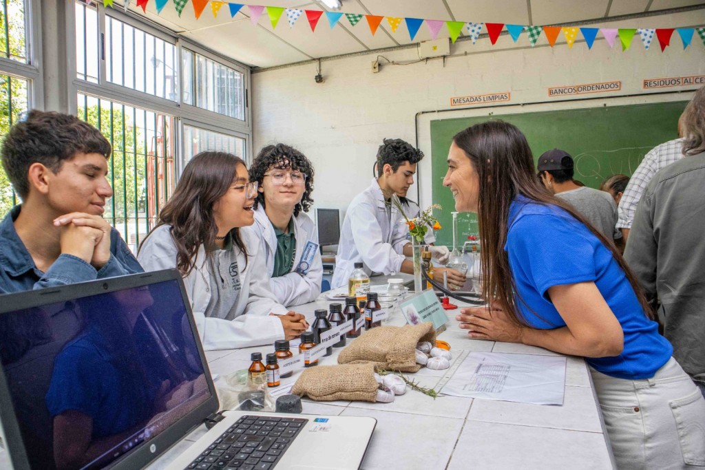 Elisa Abella visitó la “Expo Técnica 2024” de la Escuela Luciano Reyes