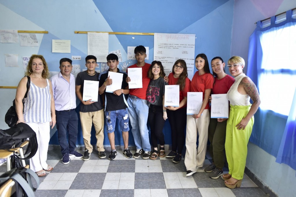 Soledad Alonso entregó reconocimientos legislativos a estudiantes de la Escuela Agraria N°1 de Isla Talavera 