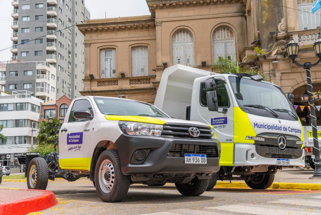 El Municipio incorporó cinco nuevos vehículos para fortalecer los trabajos de mantenimiento en la ciudad