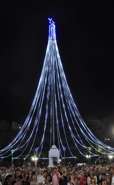 La Comunidad comparti&oacute; el encendido del tradicional &ldquo;&Aacute;rbol de Navidad&rdquo; y el show de fuegos artificiales