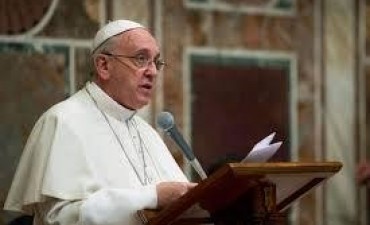 Feliz por el acercamiento entre Washington y La Habana, el Papa alent&oacute; el trabajo de los embajadores
