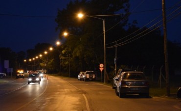 Ruta N&deg; 4 altura Km 4: Junto a los Vecinos, la Intendente Giroldi inaugur&oacute; y encendi&oacute; la nueva luminaria
