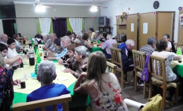 Los abuelos del Hogar de Ancianos compartieron una Cena de Camarader&iacute;a con motivos de las Fiestas Navide&ntilde;as